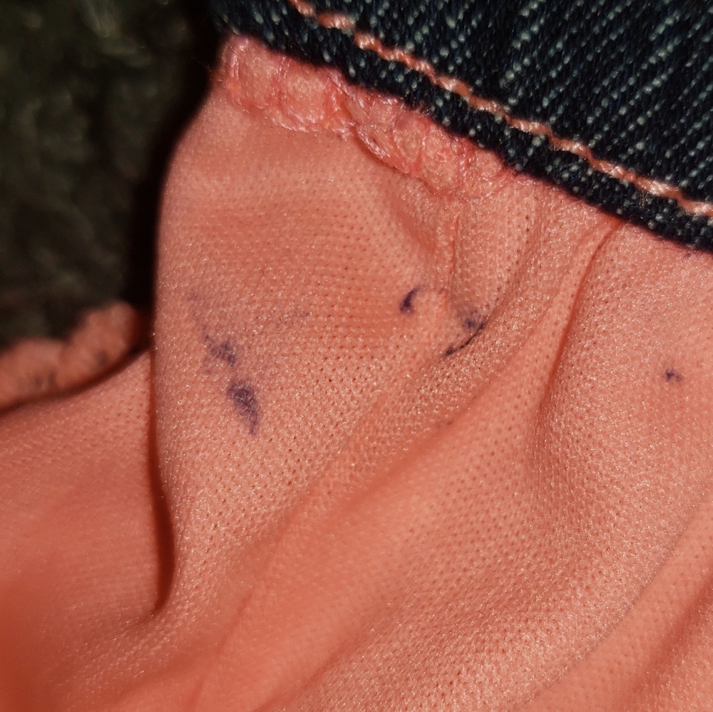 2 Rompers button snaps for easy pamper changes. - Picture 6 of 16